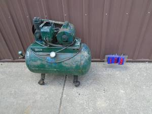 lot 139 image: Vintage air compressor. Approx 12 gal. Well used. Tested & works. As shown.
