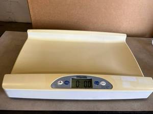 lot 17 image: $300 Pelstar 553KL Battery Operated Travel Digital Pediatric Baby Puppy Kitten Weighing Scale - Good Working Condition