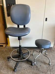 lot 36 image: $$$ High Quality Makers HON Height Adjustable Task Lab Stool With Adjustable Foot Ring Chair &&nbspBrewer Doctor Medical Screw Top Rolling Padded Stool Adjustable Height - Both Good Condition