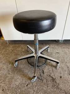 lot 39 image: WOW MSRP $1600 BioFit 2A20R-C Aramis Series Vacuum-Formed Operating Room Stool WFoot-activated pneumatic seat height adjustment&nbsp22-29-&nbspVacuum-formed upholstery to prevent bacterial and fluid infiltration - Great Condition