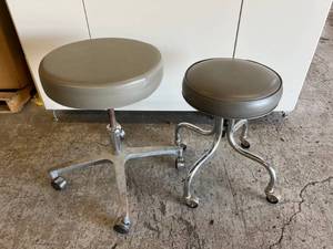 lot 40 image: $$$ High Quality Makers Midmark Ritter Height Adjustable Screw Top Dental Lab Stool  &&nbspBrewer Doctor Medical Screw Top Rolling Padded Stool Adjustable Height - Both Good Condition