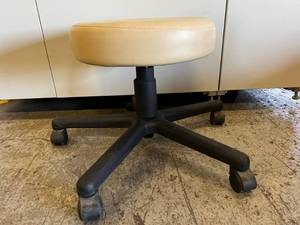 lot 50 image: MSRP $500 Cramer Height Adjustable Med Tech Lab Dental Stool - Excellent Condition
