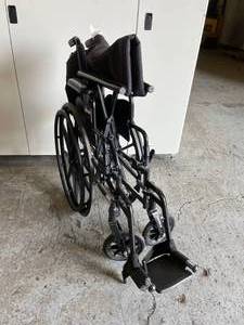 lot 64 image: Drive Cruiser III Collapsible Lighter Weight Wheelchair -&nbspRemovable flip-back arms allow for easy transfer - Great Condition  Missing 1 Footrest