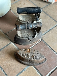 lot 14 image: Sad Irons