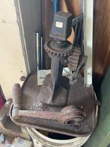 lot 15 image: Hand Crank and Antique Auto Jack