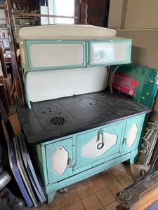 lot 18 image: Kalamazoo Porcelain Cast Iron Wood Burning Stove