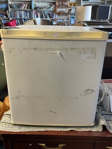 lot 28 image: Mini Fridge