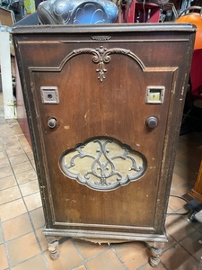 lot 50 image: RCA-Radiola