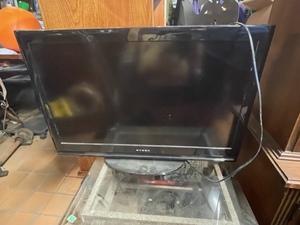 lot 53 image: Dynex 32 TV