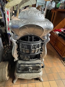lot 54 image: Pot Belly Stove