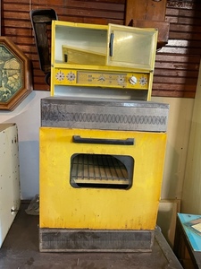 lot 104 image: Sears Metal Play Oven