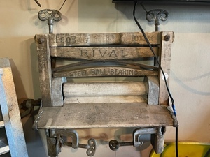 lot 128 image: Rival Wringer Washer