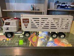 lot 171 image: Livestock Semi Tractor Trailer