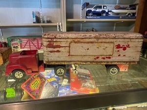 lot 174 image: Semi Tractor Trailer