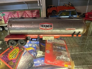 lot 175 image: Texaco Fuel Trailer