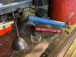 lot 195 image: Pump Sprayers and Oiler Can