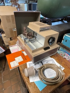 lot 202 image: Argus 500 Electromatic Slide Projector