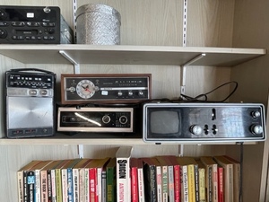 lot 214 image: Assorted Radios