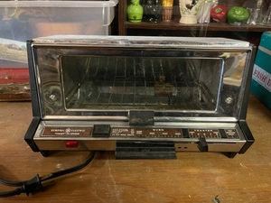 lot 234 image: GE Toaster Oven