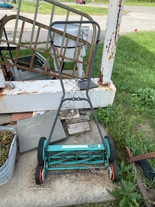 lot 272 image: Scotts Push Lawn Mower