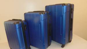 lot 16 image: Sentry Luggage 3 Piece Set