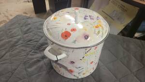 Floral Crofton Stock Pot