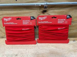 lot 34 image: MILWAUKEE Red Multi-Functional Neck Gaiters
