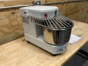 lot 69 image: VEVOR Commercial Food Mixer 35-Cups 450W Dual Rotating Dough Kneading Machine Food Processor