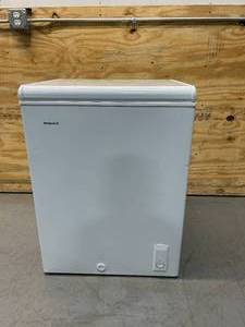 lot 90 image: HOTPOINT 4.9-cu ft Manual Defrost Chest Freezer (White)