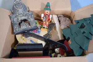 lot 107 image: Assorted Seasonal Holiday Decorations