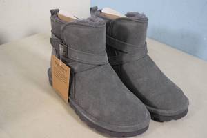 lot 108 image: NEW - Bearpaw Emersyn Womens Boot Size 8 Wide Charcoal