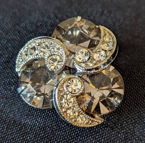 lot 132 image: Vintage Weiss Rhinestone Clip On Earrings