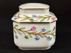 lot 12 image: Vintage Herend Hand Painted Tea Caddy