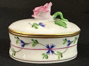 lot 13 image: Vintage Herend Hand Painted Oval Rose Box