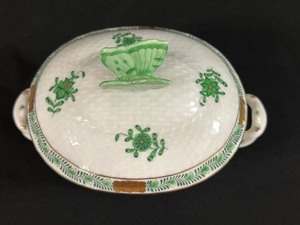 lot 10 image: Vintage Hand Painted Herend Porcelain Butterfly Trinket Box