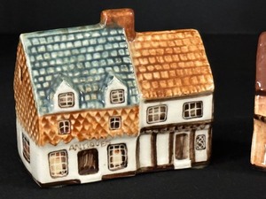 lot 92 image: Two Collectible Suffolk Cottage Miniature Houses