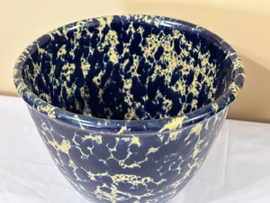 lot 17 image: Bennington Pottery Blue Agate Morning Glory Mixing Bowl