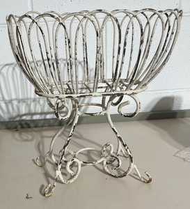 lot 232 image: Delightful Decor