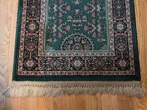 lot 123 image: Small Green Accent Rug