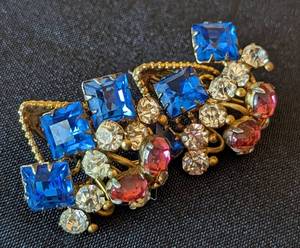 lot 129 image: Vintage Gold Tone Rhinestone Brooch and Earring Set