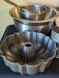 lot 202 image: Large Assortment of Baking Pans