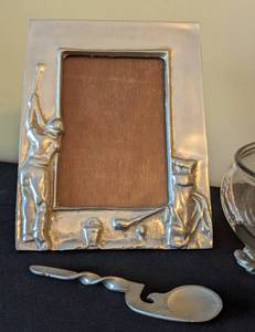lot 205 image: Pewter Decor