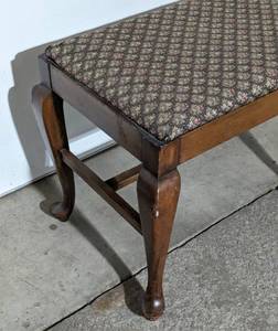 lot 246 image: Queen Anne Style Ottoman