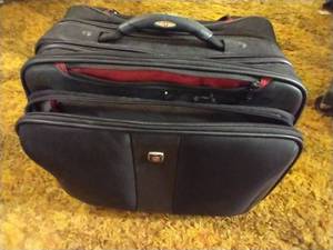 lot 11 image: Nice Wenger Swiss Army Wheeling Duffle