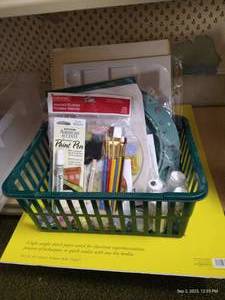 lot 135 image: Beginners Pain Kit & Supplies