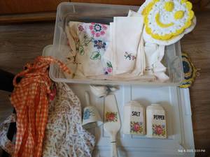 lot 315 image: Vintage Aprons, Table Cloths, S&P