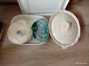 lot 317 image: Hoenig Pottery & Celebrating Home Serving Dish