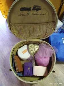 lot 236 image: Vintage Hat Box wLadies Blusher & Self- Care Items