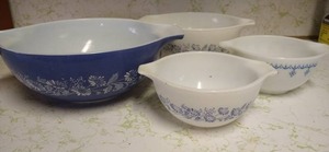 lot 246 image: Vntg Pyrex Nesting Bowls