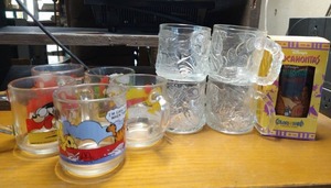lot 259 image: 10 Vintage Kids 80-90s Cups